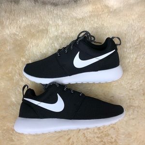Nike Shoes - ✔️New ✔️Nike Black and white roshe Nike Shoes - ✔️New ✔️Nike Black and white roshe